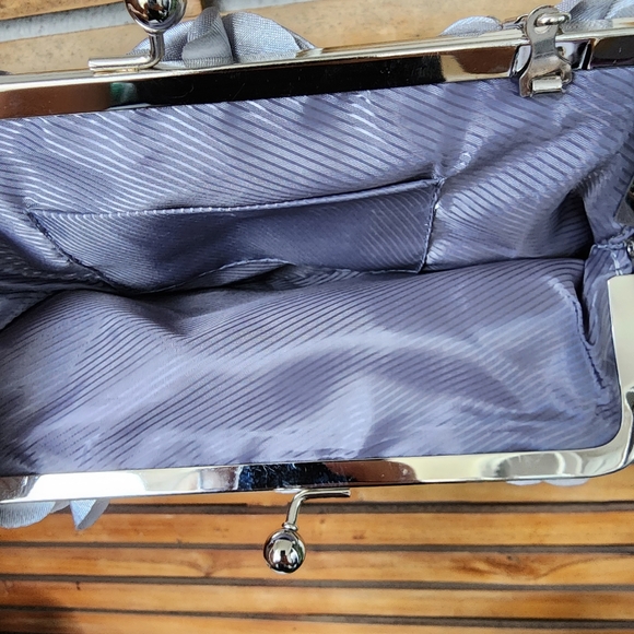 Fabric 3-D clutch silver-grey flower petal with silver chain - Picture 7 of 7